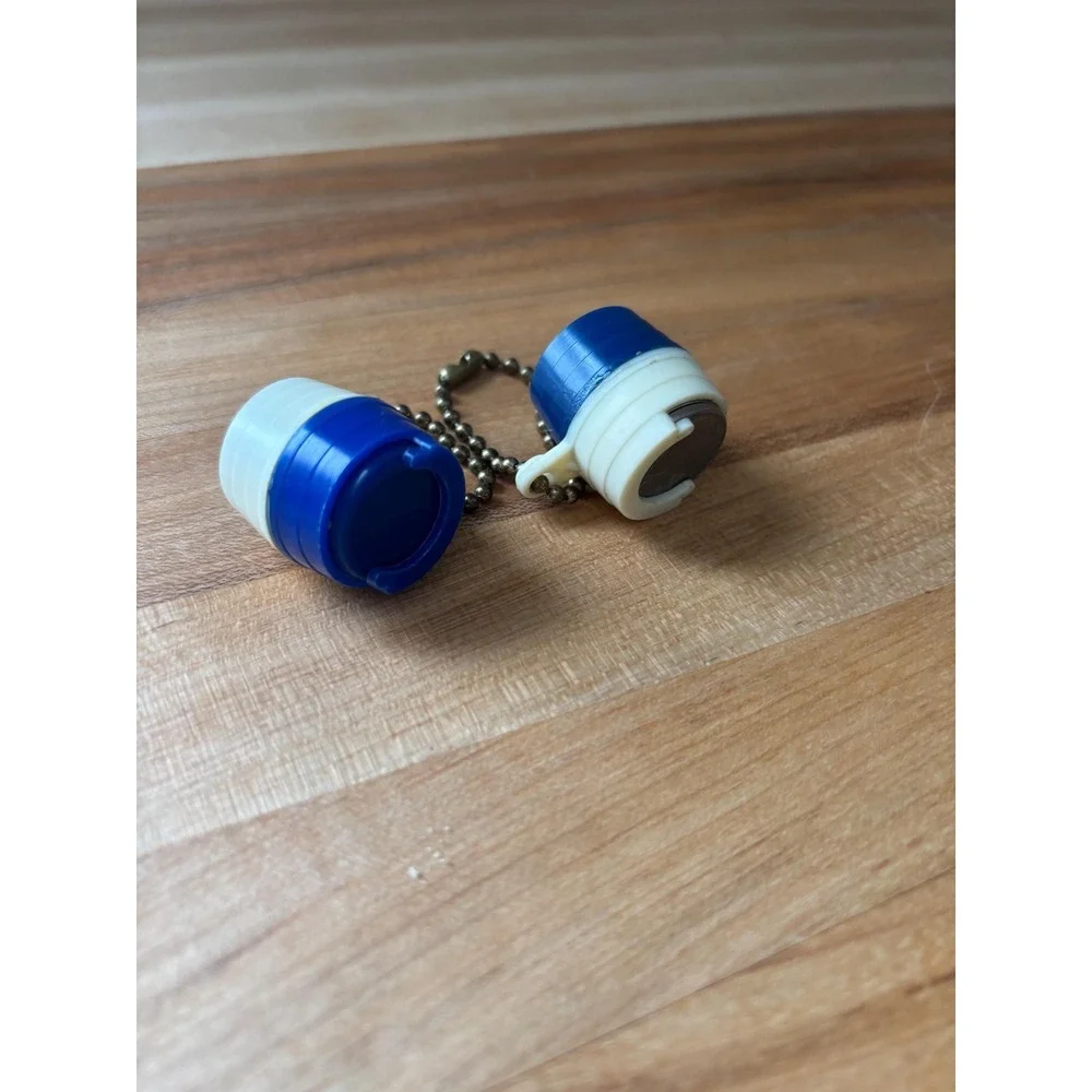 2 Vintage Coin‎ Dispenser holder keychains blue and white plastic good condition